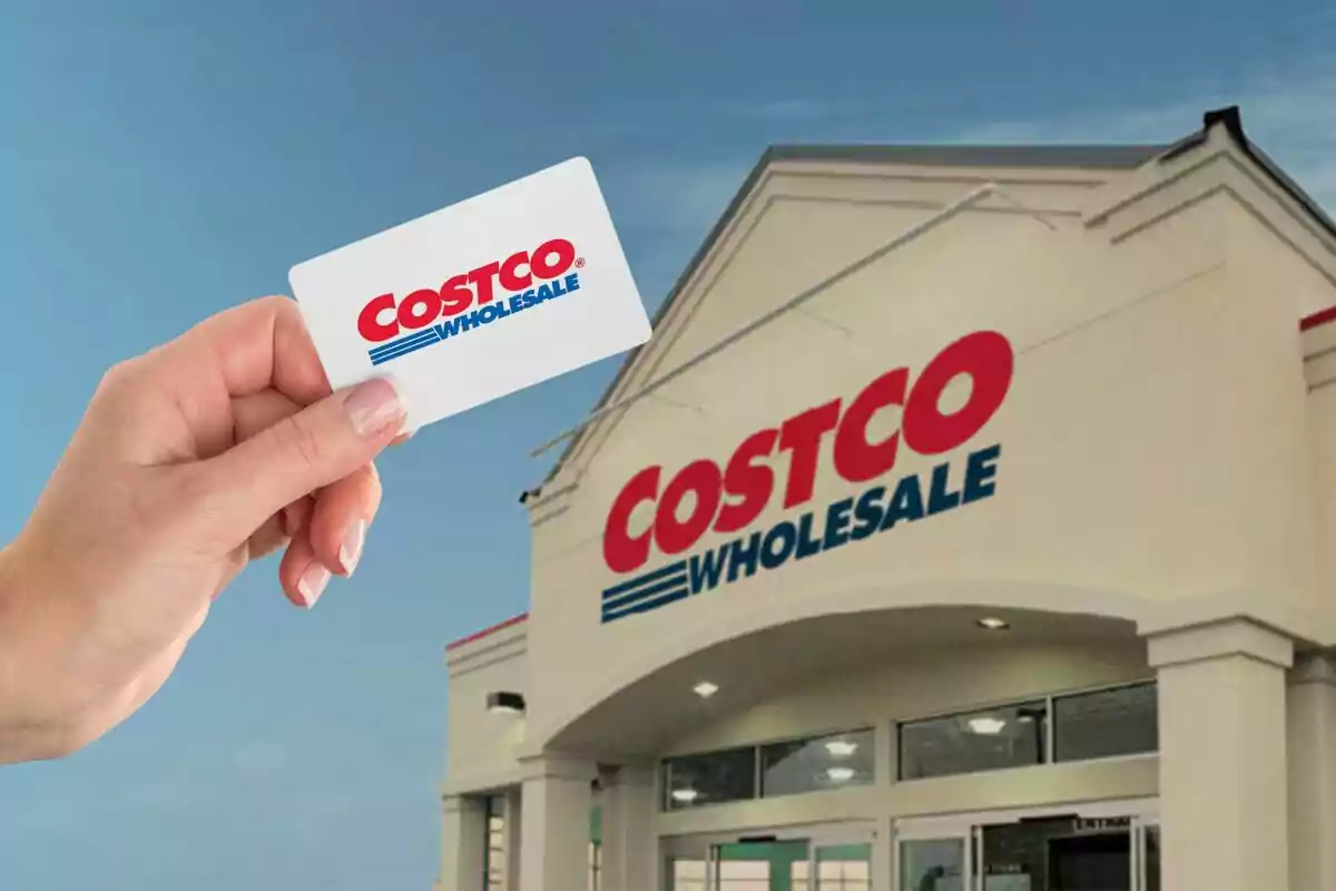 Persona sostenint una targeta de membre davant de l’entrada d’una botiga Costco Wholesale. Persona sostenint una targeta de membre davant de l’entrada d’una botiga Costco Wholesale.