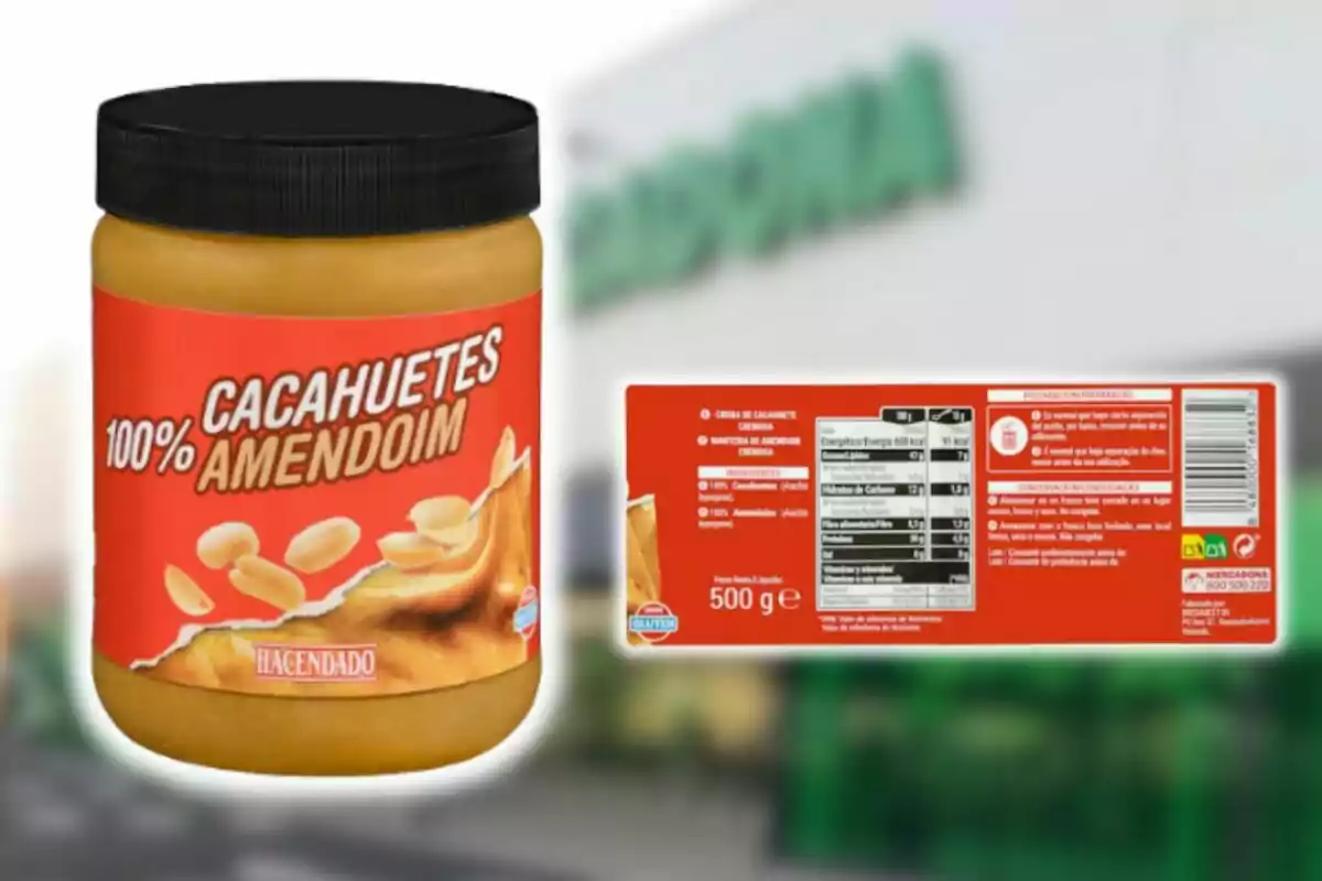 Un pot de crema de cacauet de la marca Hacendado de Mercadona amb etiqueta vermella que indica Un pot de crema de cacauet de la marca Hacendado de Mercadona amb etiqueta vermella que indica
