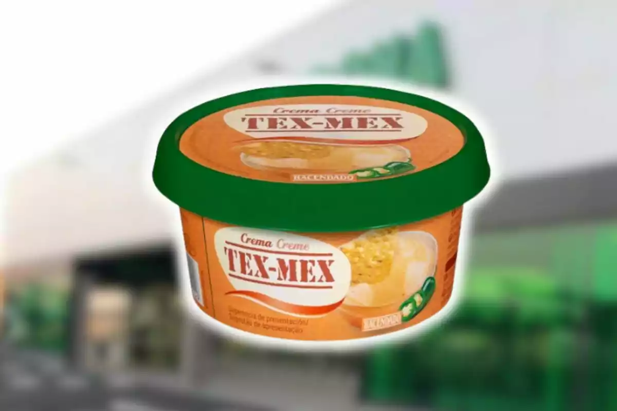 Envàs de crema Tex-Mex de la marca Hacendado amb tapa verda i fons desenfocat. Envàs de crema Tex-Mex de la marca Hacendado amb tapa verda i fons desenfocat.