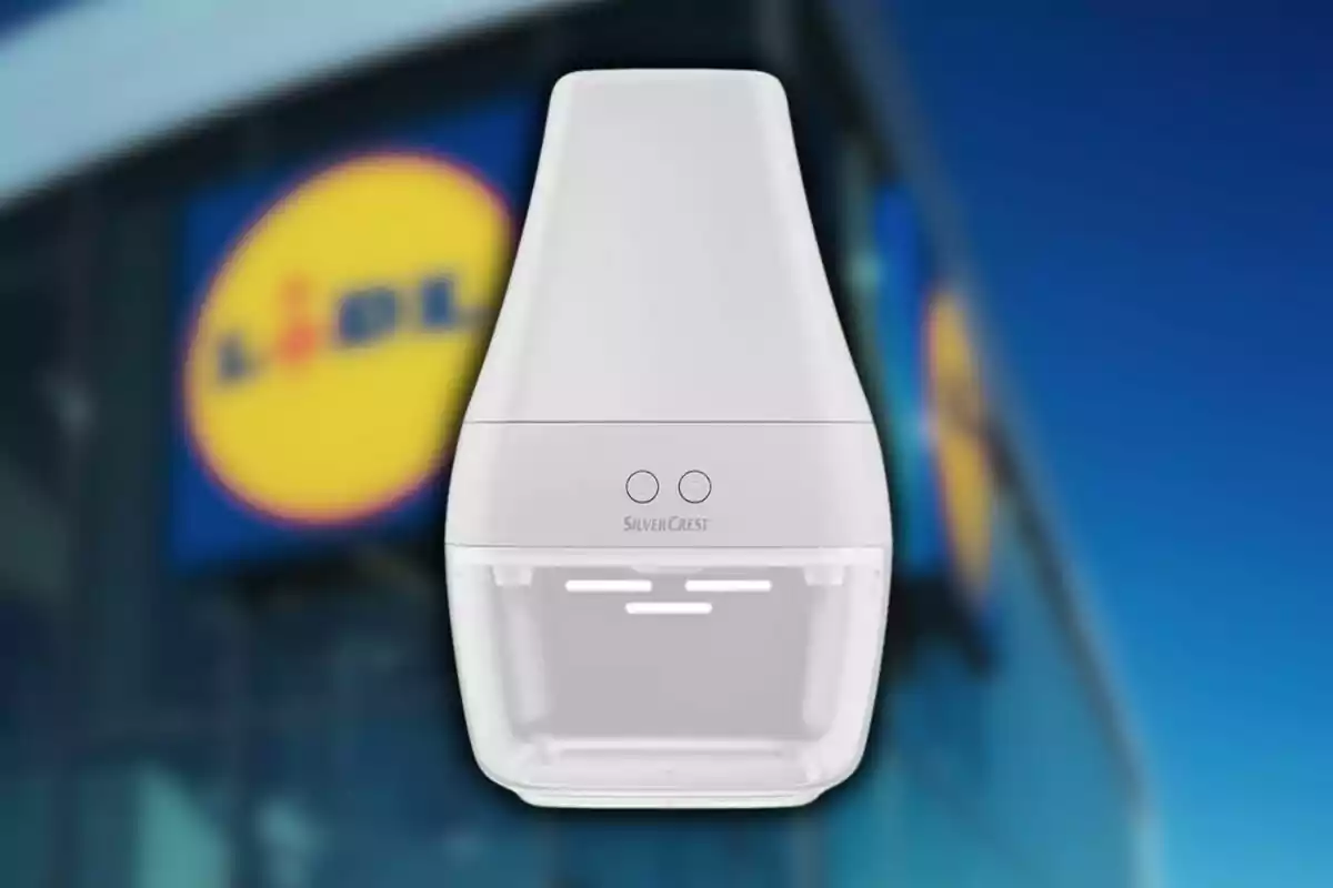 Un dispositiu blanc de la marca SilverCrest de Lidl davant d'un edifici amb el logotip d'un supermercat. Un dispositiu blanc de la marca SilverCrest de Lidl davant d'un edifici amb el logotip d'un supermercat.