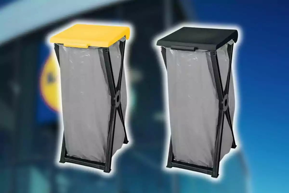 Dos contenidors d'escombraries plegables de Lidl amb tapes de colors groc i negre sobre un fons desenfocat. Dos contenidors d'escombraries plegables de Lidl amb tapes de colors groc i negre sobre un fons desenfocat.
