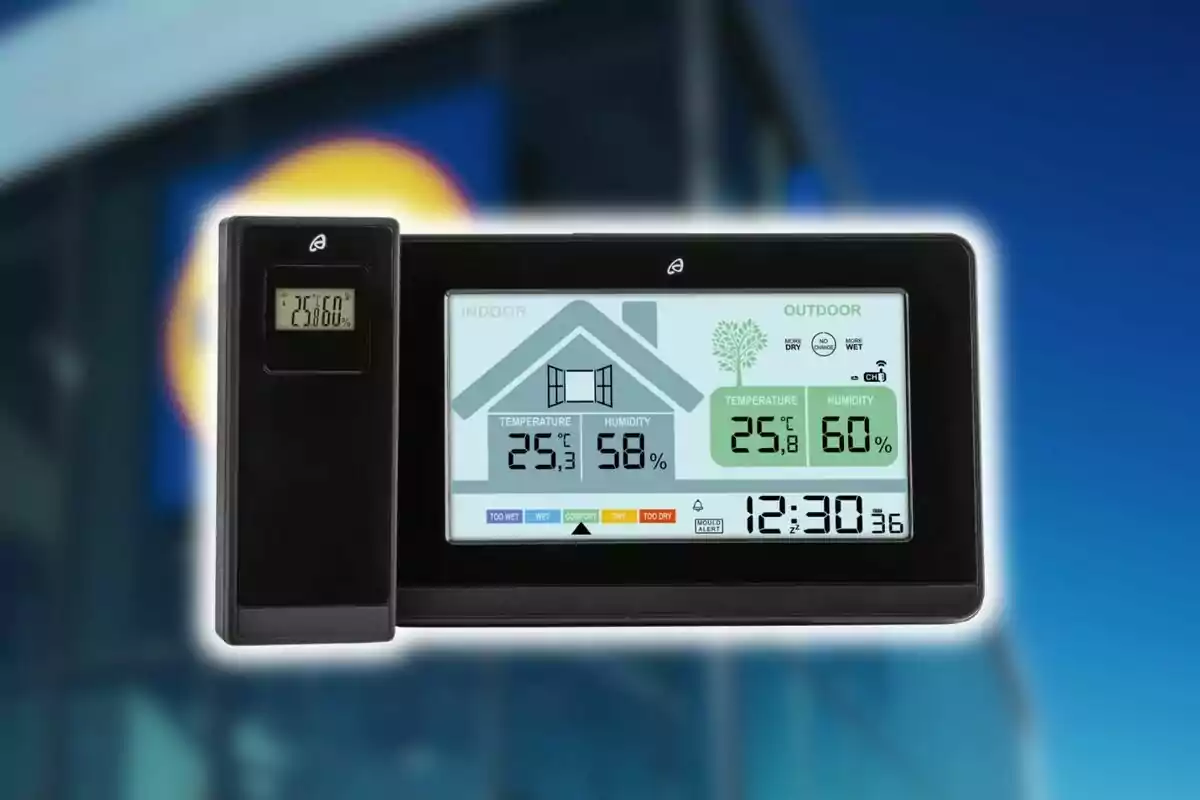Dos dispositius electrònics de mesura de temperatura i humitat amb pantalla digital de Lidl, un de petit i un altre de més gran, sobre un fons desenfocat d’un edifici modern. Dos dispositius electrònics de mesura de temperatura i humitat amb pantalla digital de Lidl, un de petit i un altre de més gran, sobre un fons desenfocat d’un edifici modern.