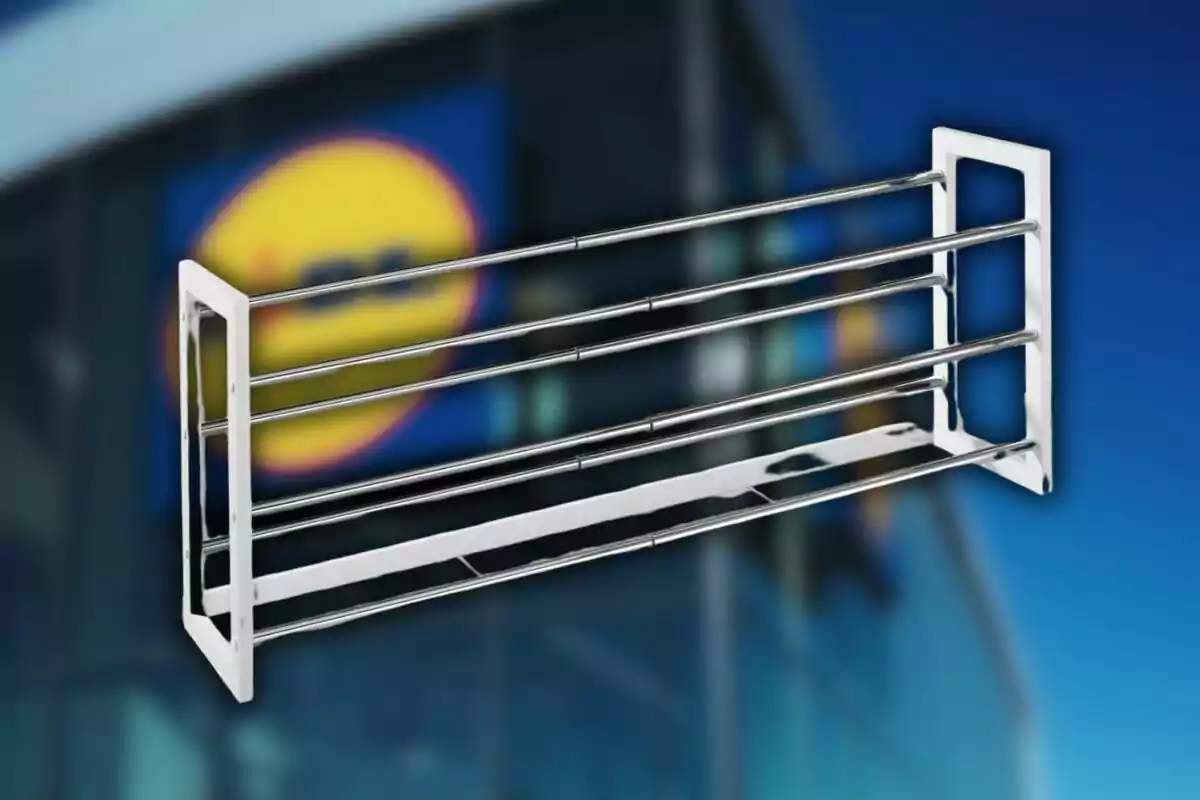 Estant metàl·lic cromat flotant davant d’un fons desenfocat d’una botiga amb el logotip de Lidl. Estant metàl·lic cromat flotant davant d’un fons desenfocat d’una botiga amb el logotip de Lidl.