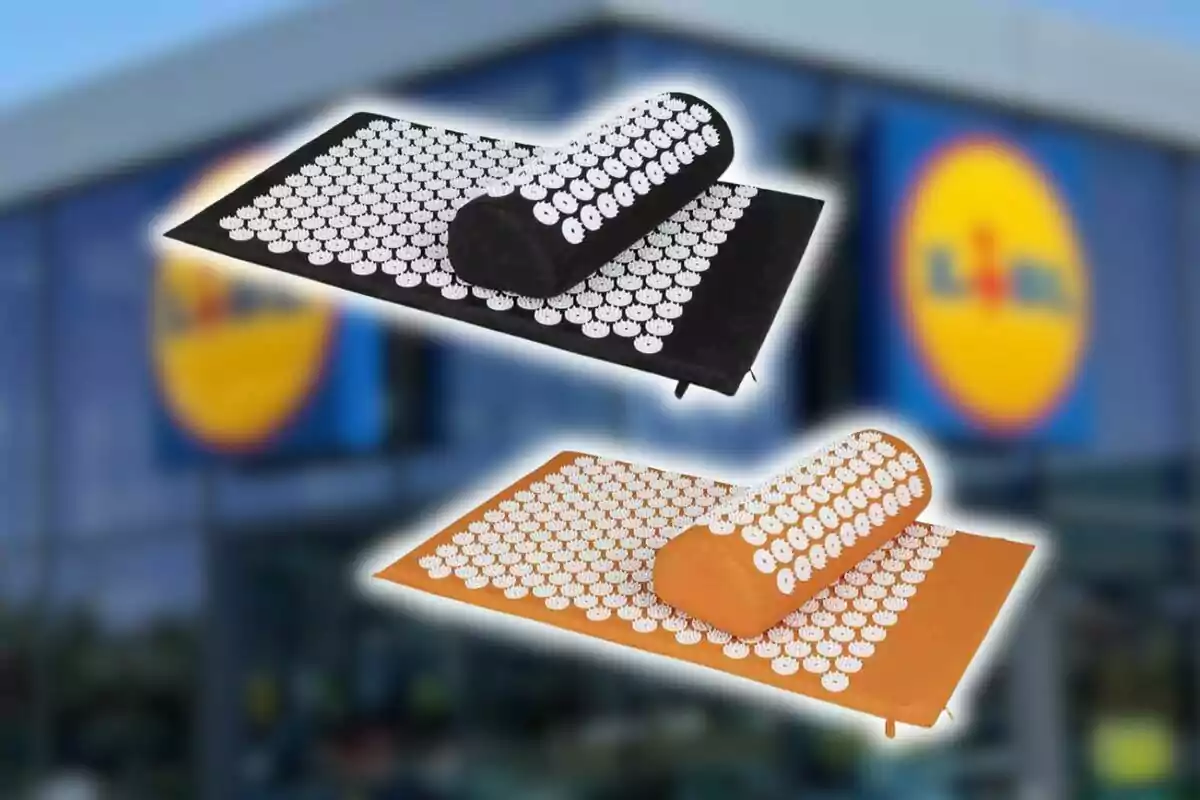 Dos jocs d'estoretes d'acupressió de Lidl, una negra i una altra taronja, amb fons d'una botiga. Dos jocs d'estoretes d'acupressió de Lidl, una negra i una altra taronja, amb fons d'una botiga.