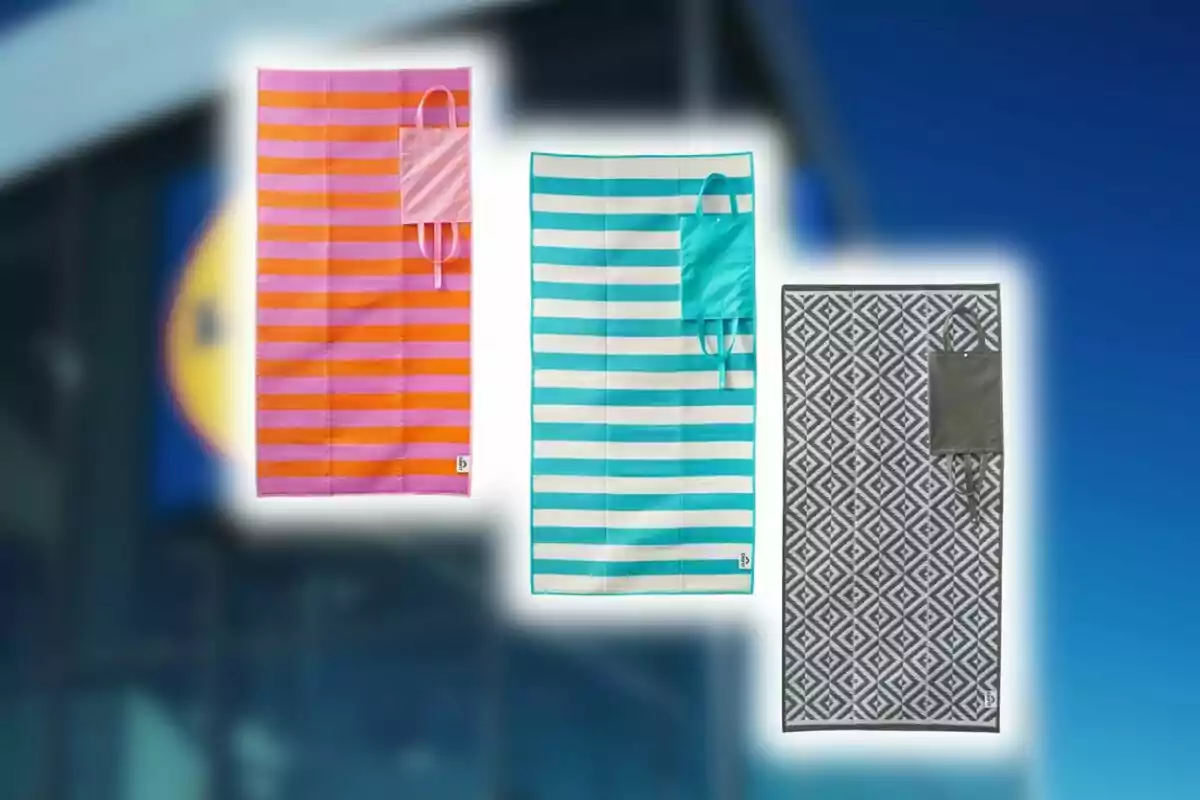 Tres tovalloles de platja amb diferents dissenys i colors de Lidl, cadascuna amb una butxaca a la cantonada superior dreta, sobre un fons desenfocat blau. Tres tovalloles de platja amb diferents dissenys i colors de Lidl, cadascuna amb una butxaca a la cantonada superior dreta, sobre un fons desenfocat blau.