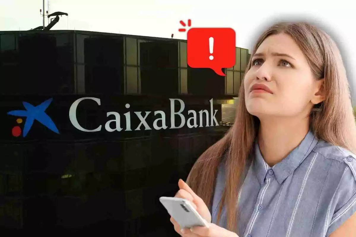 Una dona amb expressió preocupada sosté un telèfon mòbil davant d'un edifici de CaixaBank amb una icona d'alerta en un globus de diàleg vermell.