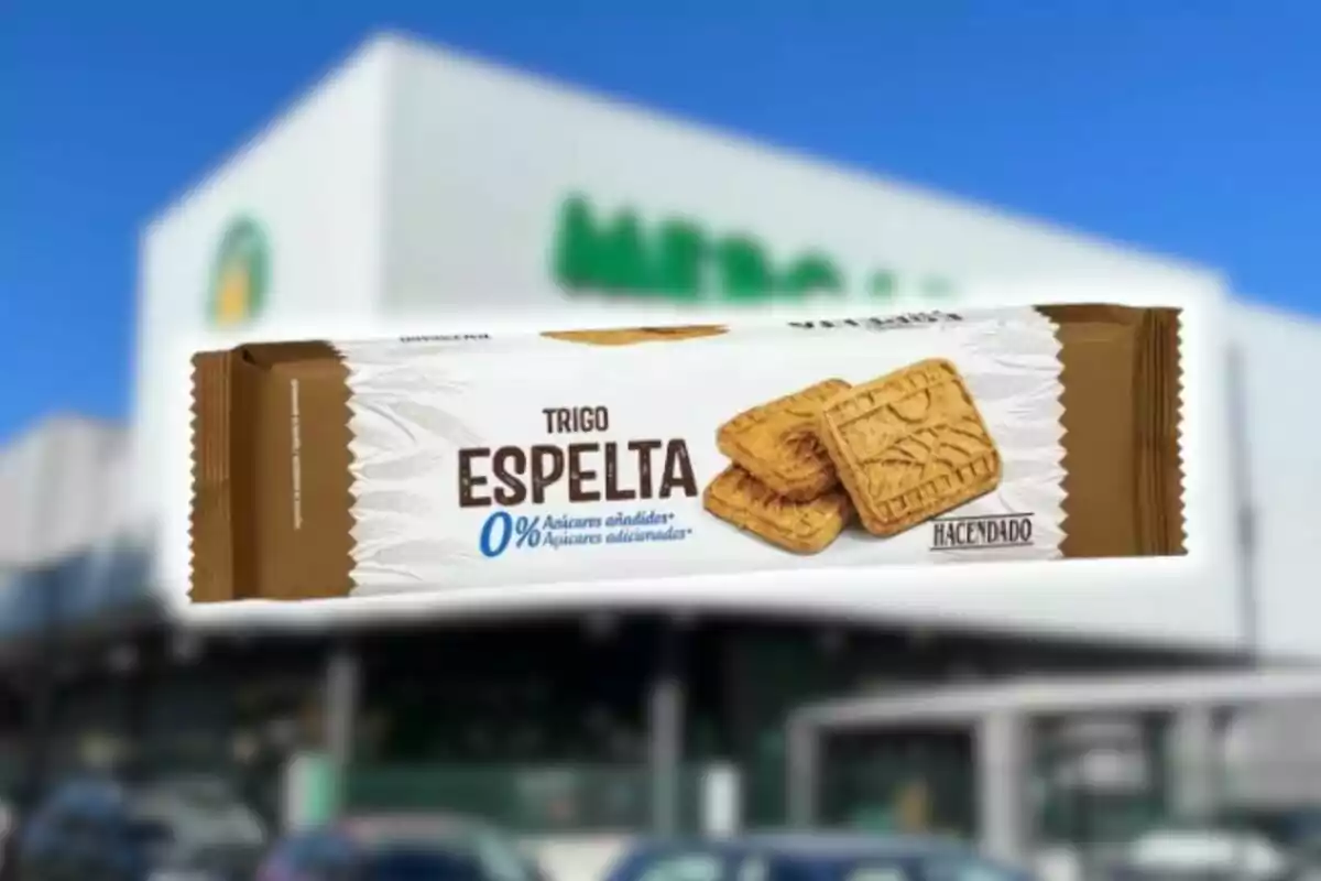 Paquet de galetes de blat espelta sense sucres afegits de la marca Hacendado davant d'un supermercat. Paquet de galetes de blat espelta sense sucres afegits de la marca Hacendado davant d'un supermercat.