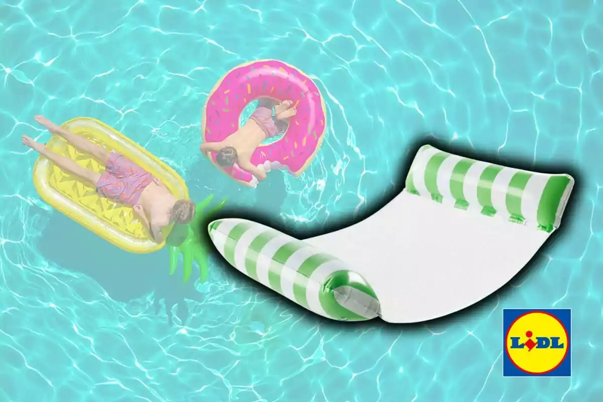 Persones gaudint a la piscina amb flotadors de colors i un matalàs inflable verd i blanc al costat del logotip de Lidl. Persones gaudint a la piscina amb flotadors de colors i un matalàs inflable verd i blanc al costat del logotip de Lidl.