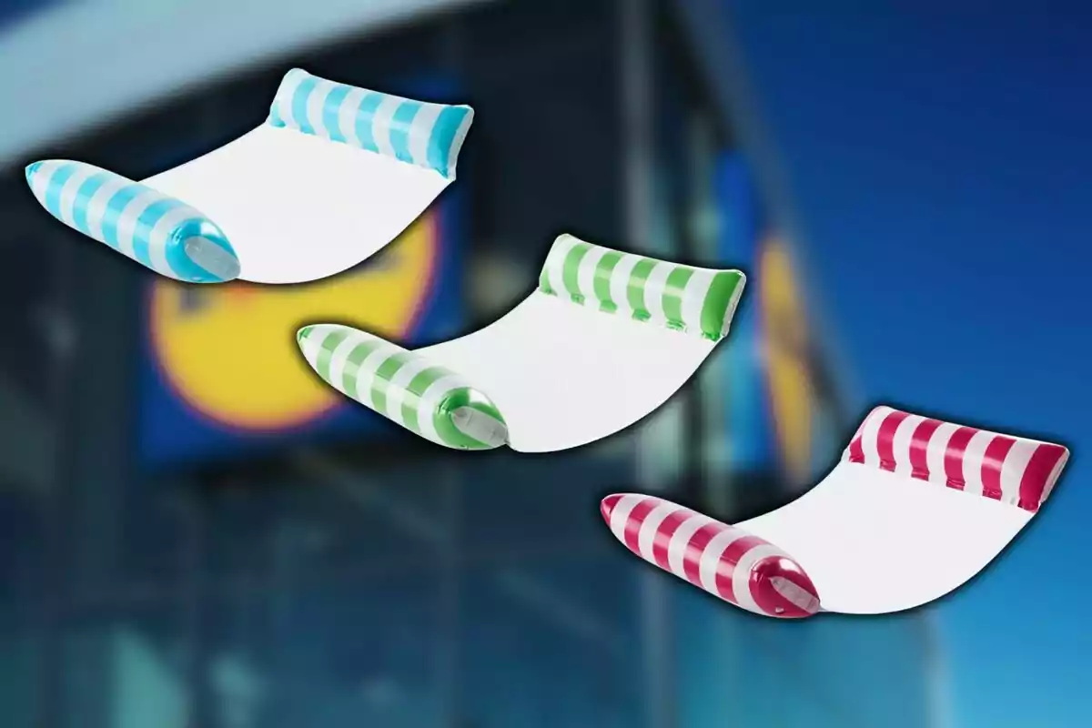 Tres matalassos inflables per a piscina de color blau, verd i vermell amb ratlles blanques de Lidl sobre un fons desenfocat d’una botiga. Tres matalassos inflables per a piscina de color blau, verd i vermell amb ratlles blanques de Lidl sobre un fons desenfocat d’una botiga.