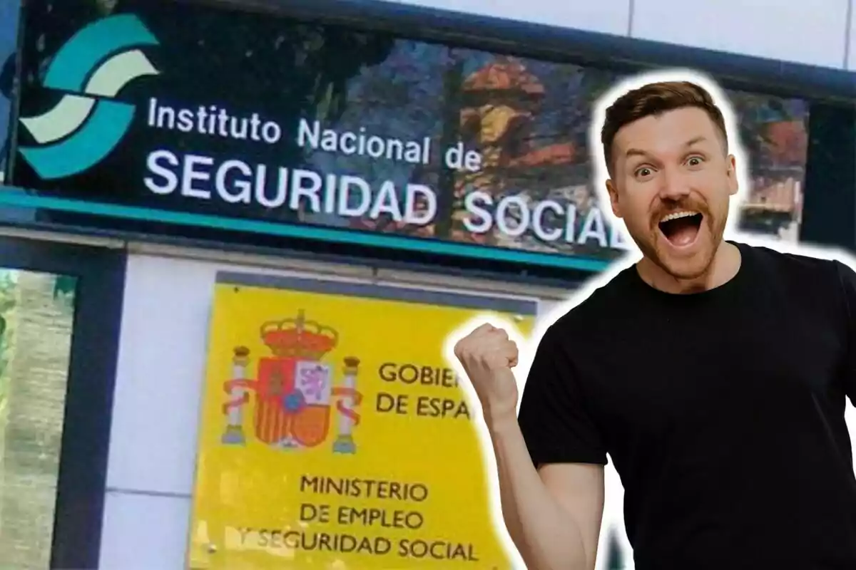 Un home emocionat davant d?un cartell de l?Institut Nacional de Seguretat Social d?Espanya.