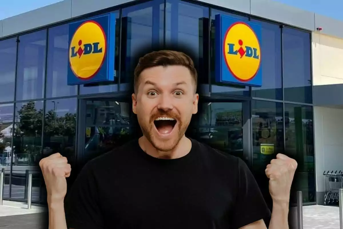 Un home emocionat davant d'una botiga Lidl.