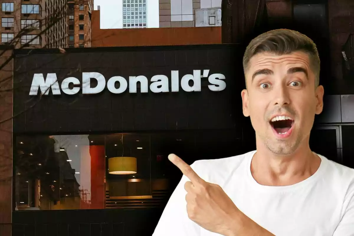 Un home sorprès assenyala un rètol de McDonald's en un edifici urbà.