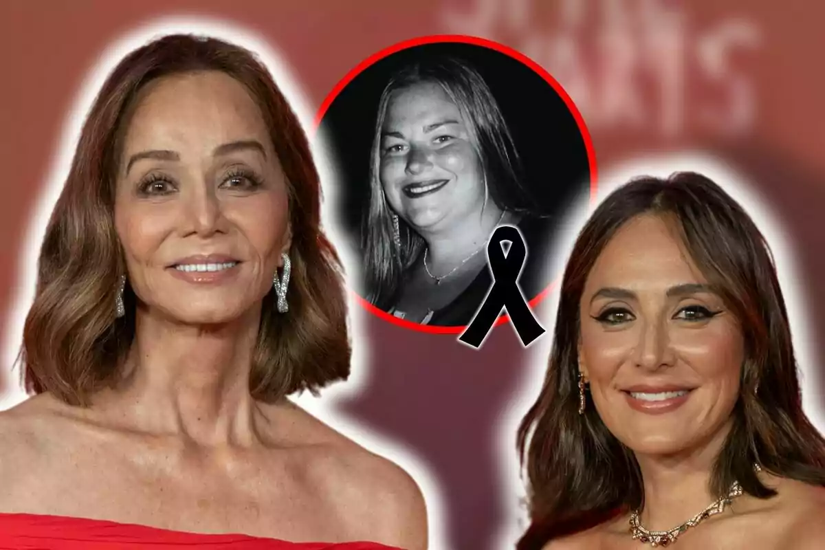 Isabel Preysler i Tamara Falcó posen somrients, mentre que al fons s'observa una imatge en blanc i negre de Caritina Goyanes amb un llaç negre en senyal de dol.