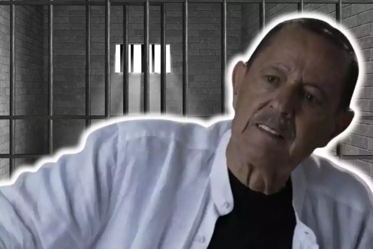 Muntatge de fotos de pla curt de Julián Muñoz amb cara seriosa i, de fons, la imatge de la cel·la d'una presó