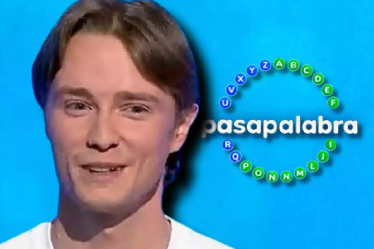 Manu Pascual somrient apareix al costat del logotip del programa de televisió "Pasapalabra" sobre un fons blau.