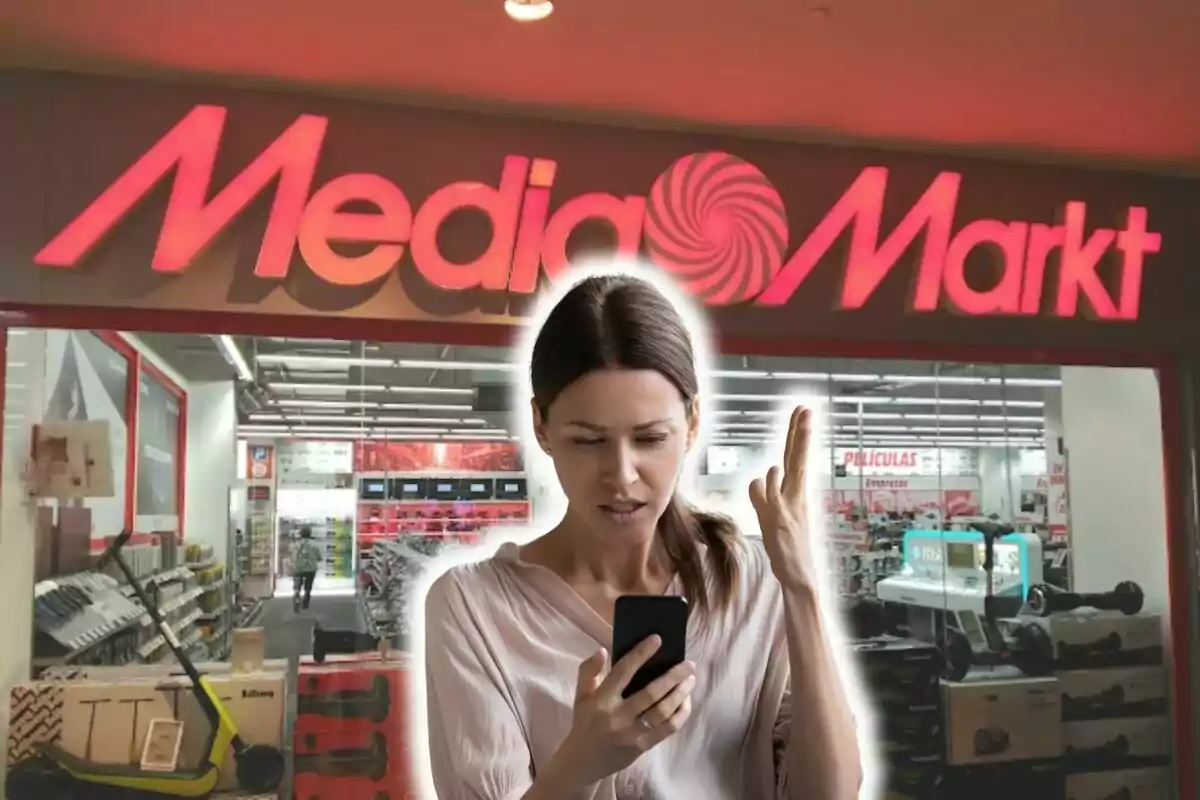 Dona molesta mirant el telèfon davant una botiga de MediaMarkt.