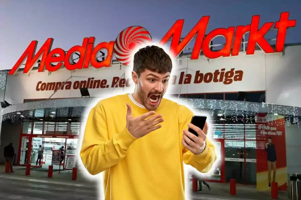 Home sorprès mirant el telèfon davant una botiga MediaMarkt.