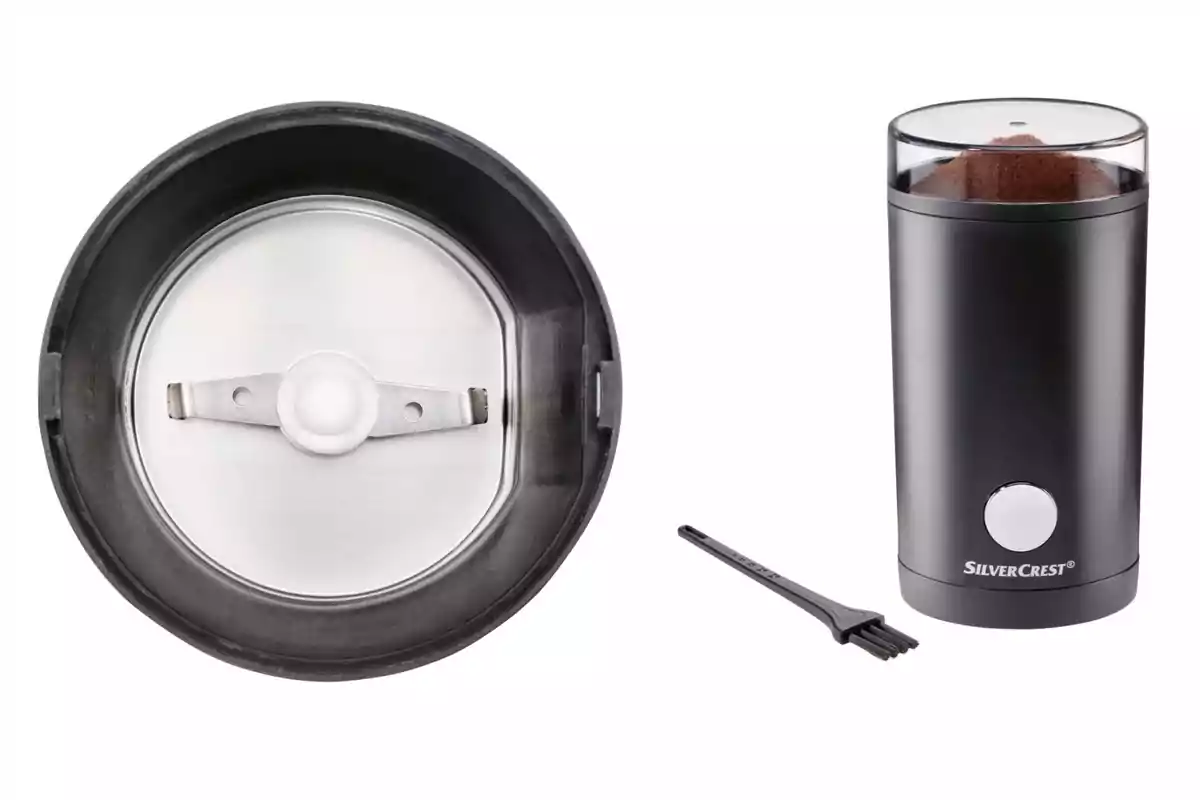 Molí de cafè elèctric negre de Lidl amb tapa transparent, fulles d'acer inoxidable i un petit raspall de neteja. Molí de cafè elèctric negre de Lidl amb tapa transparent, fulles d'acer inoxidable i un petit raspall de neteja.