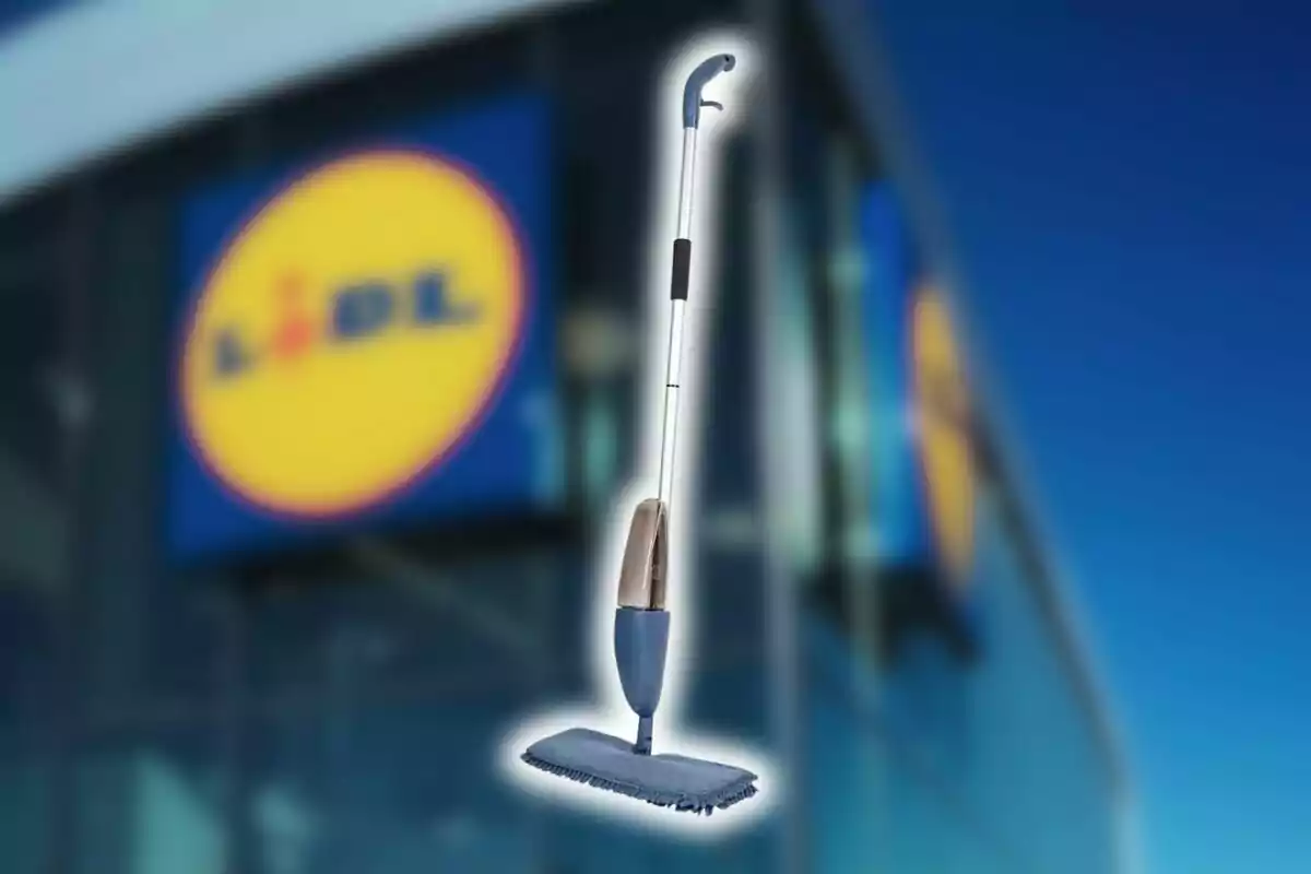 Una mopa amb dispensador de líquid de Lidl apareix davant d'un edifici amb un logotip borros al fons. Una mopa amb dispensador de líquid de Lidl apareix davant d'un edifici amb un logotip borros al fons.