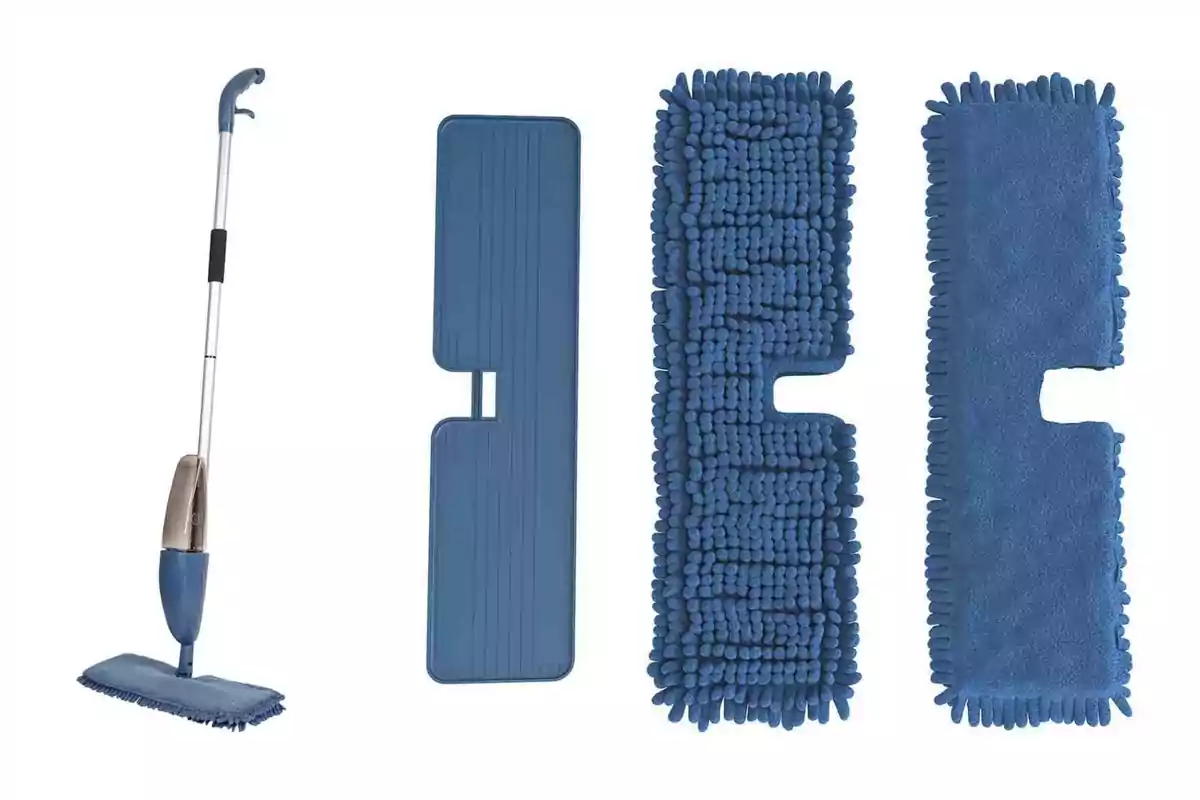 Imatge d'una mopa amb polvoritzador i tres coixinets de recanvi de color blau, que és de Lidl. Imatge d'una mopa amb polvoritzador i tres coixinets de recanvi de color blau, que és de Lidl.