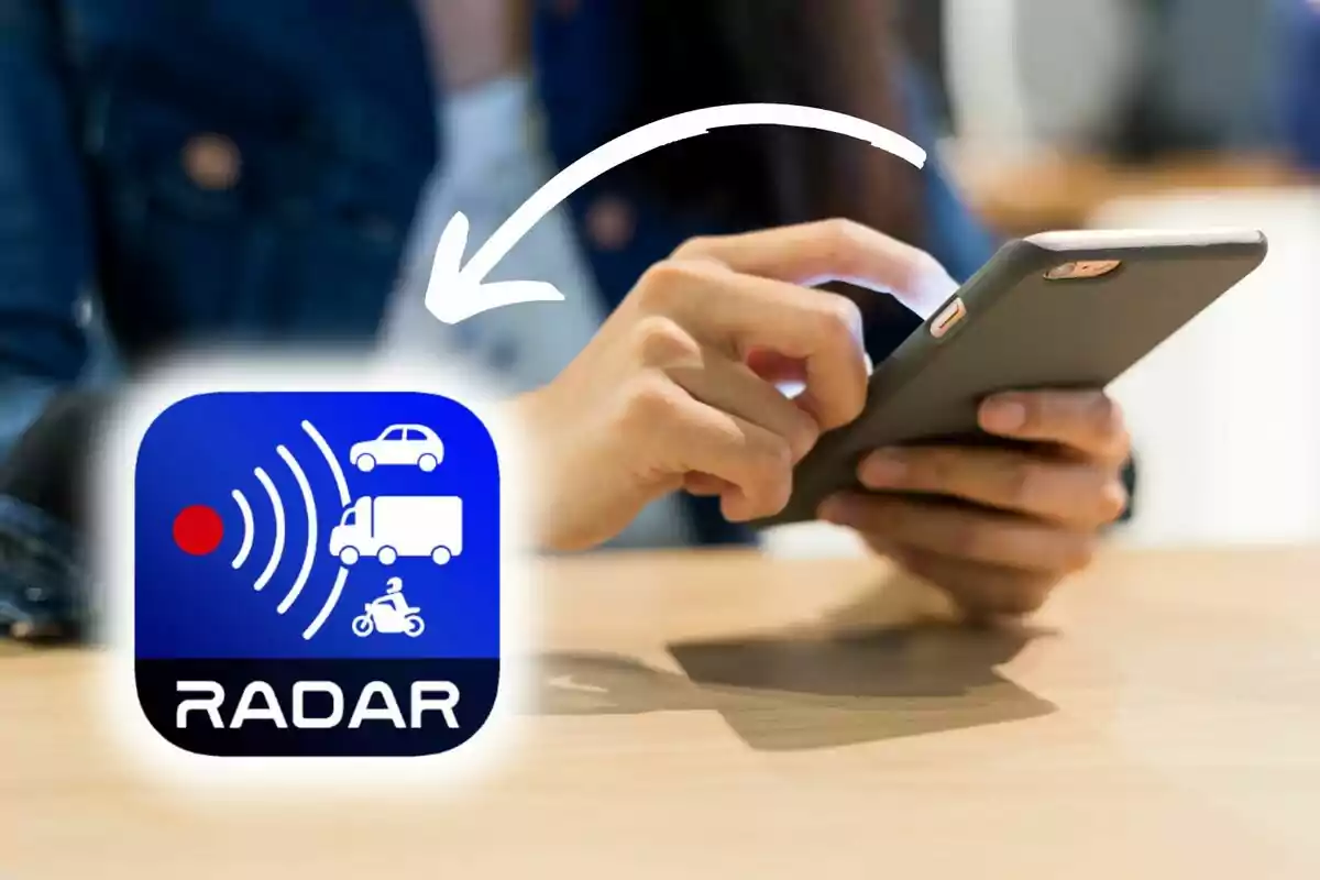 Persona usant un telèfon mòbil amb una icona daplicació de radar de trànsit en primer pla.