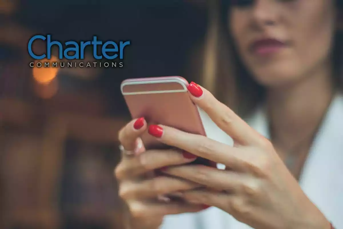 Mujer usando un teléfono móvil con el logo de Charter Communications en la esquina superior izquierda. Mujer usando un teléfono móvil con el logo de Charter Communications en la esquina superior izquierda.