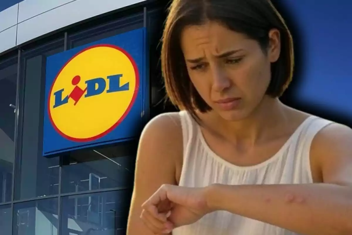Una dona amb expressió preocupada mira el seu braç ple de picades de mosquit mentre està superposada sobre una imatge d'una botiga Lidl.