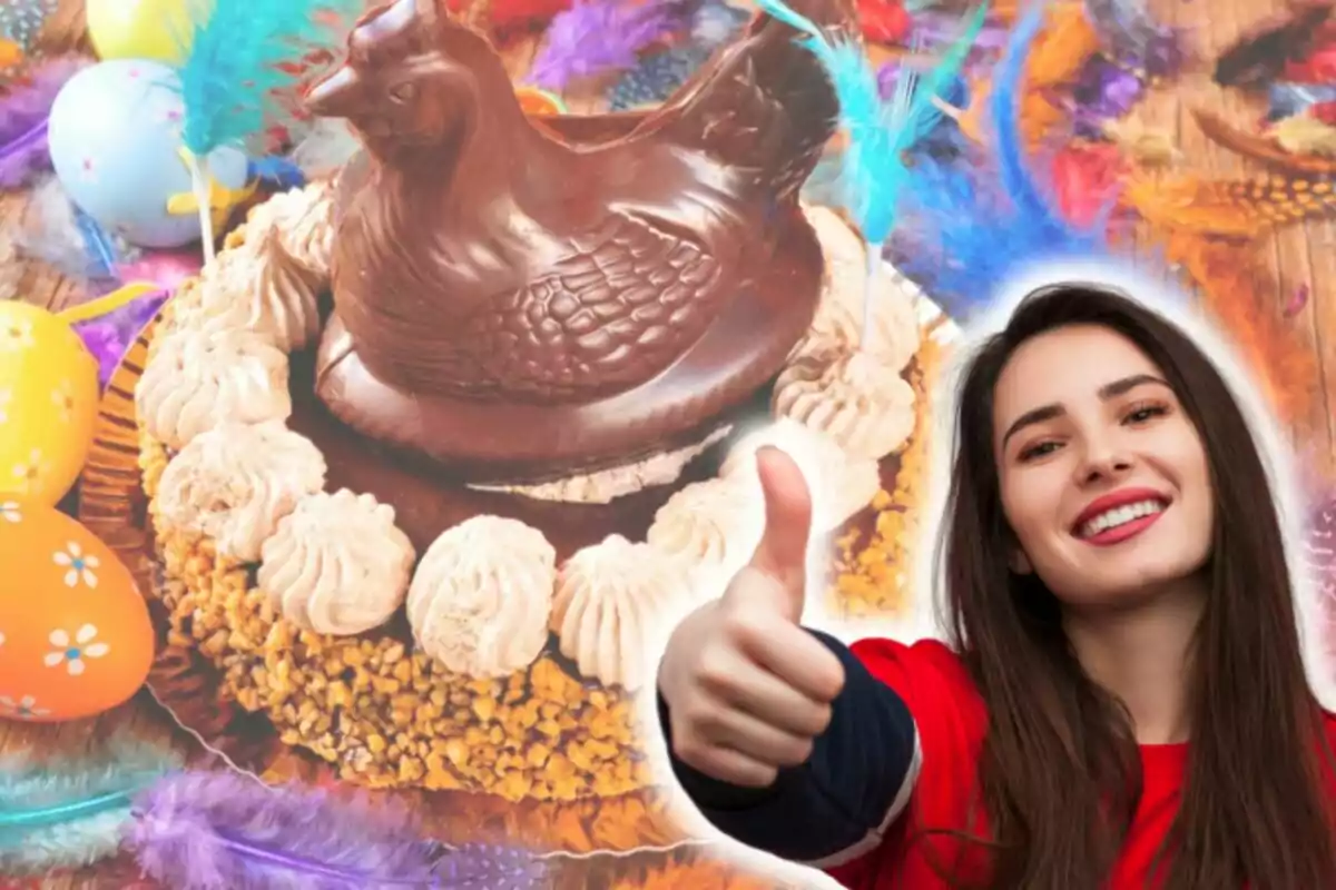 Una dona somrient fa un gest d'aprovació amb el polze cap amunt davant d'un pastís decorat amb una figura de xocolata en forma de gallina envoltada d'ous de colors i plomes.