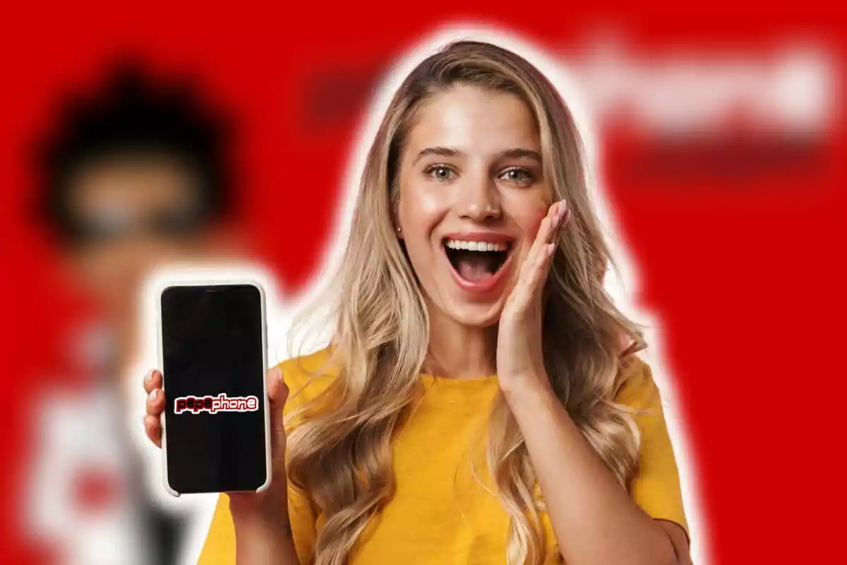 Dona somrient amb samarreta groga sostenint un telèfon mòbil amb el logotip de Pepephone sobre un fons vermell.