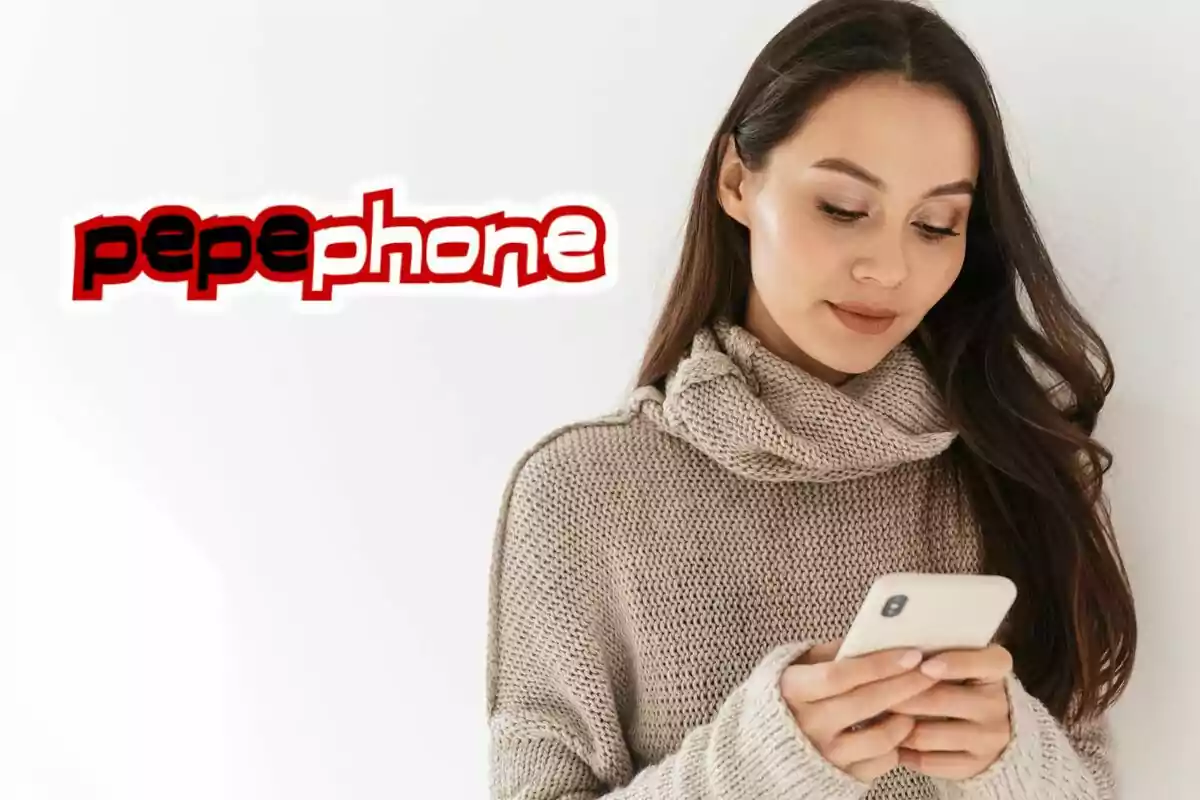 Dona usant un telèfon mòbil amb el logotip de Pepephone al fons.