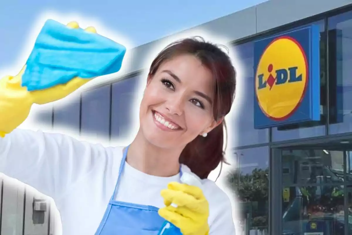 Una persona somrient amb guants grocs neteja una finestra davant d'una botiga Lidl.