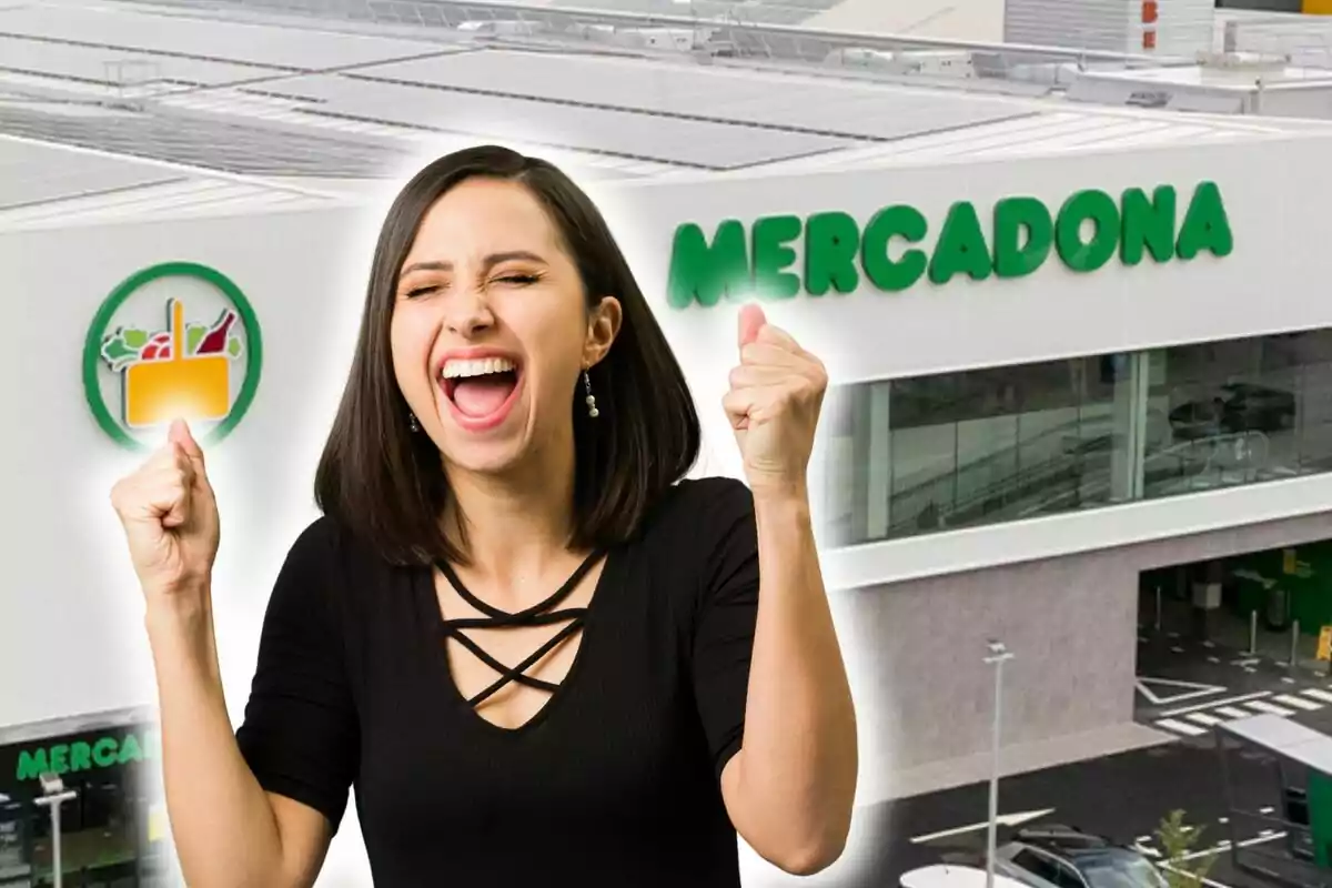 Una dona somrient i emocionada aixeca els punys en senyal de felicitat davant d'un supermercat Mercadona.
