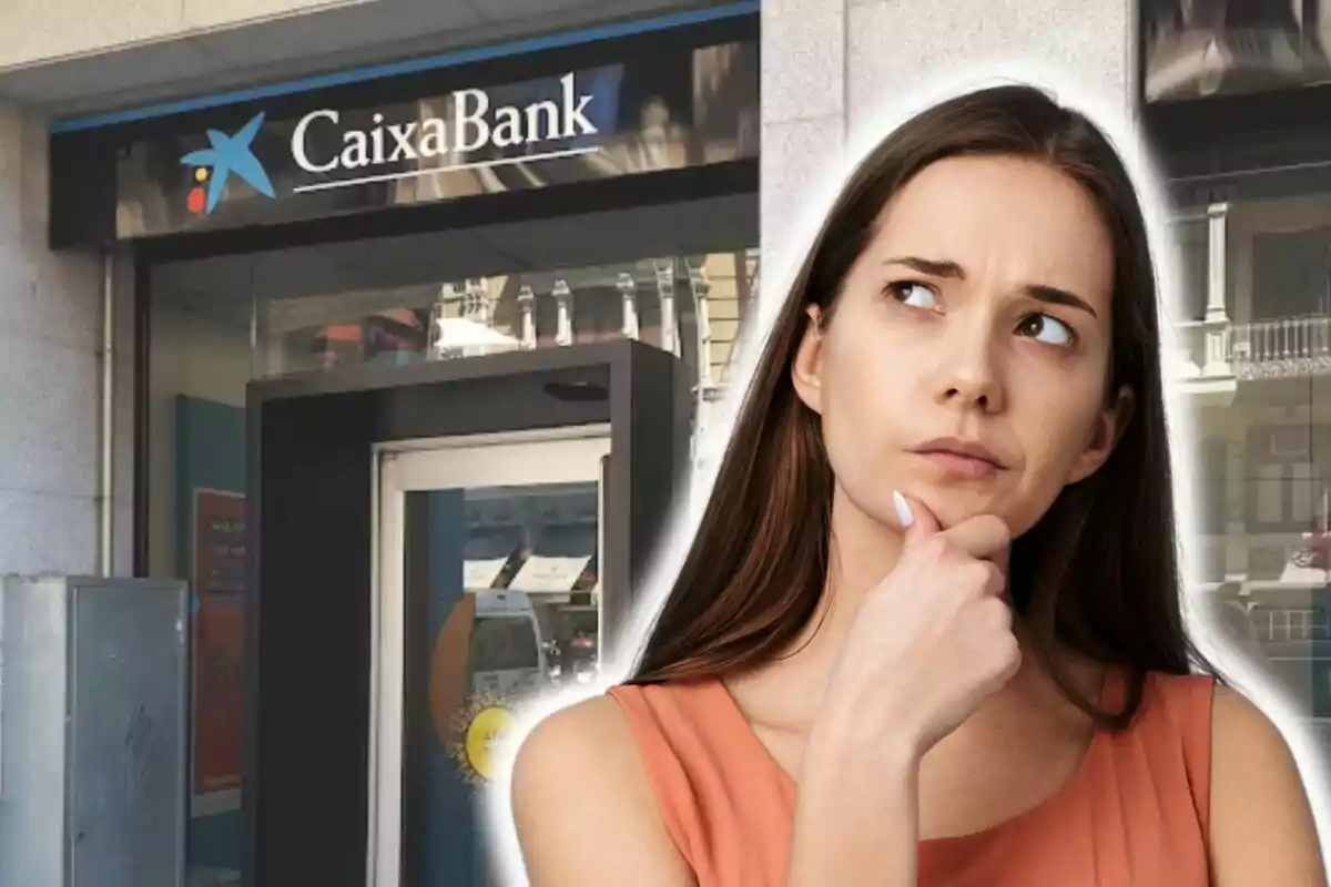 Dona pensativa davant d'una sucursal de CaixaBank.