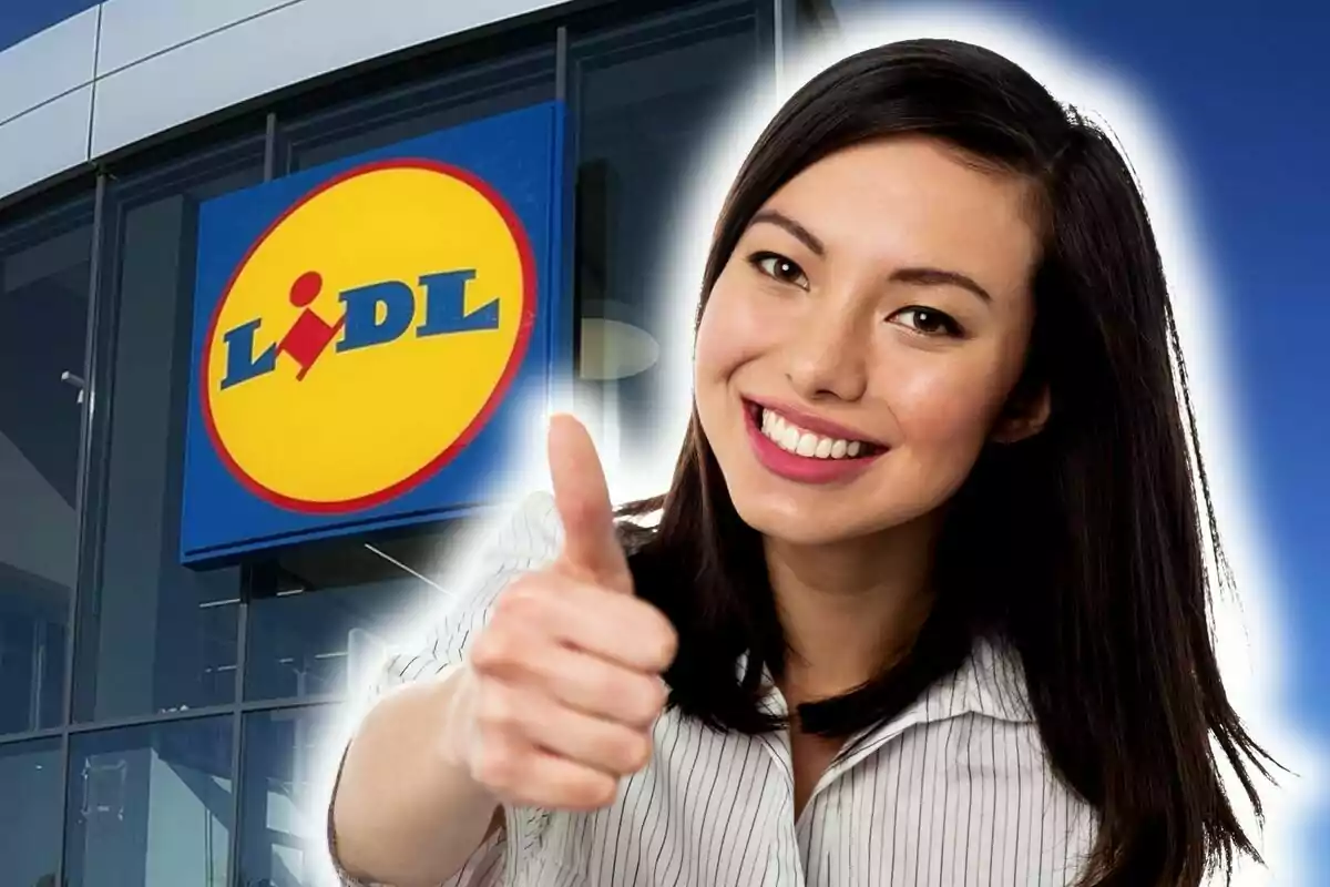 Dona somrient fent un gest d’aprovació amb el polze amunt davant d’una botiga Lidl.