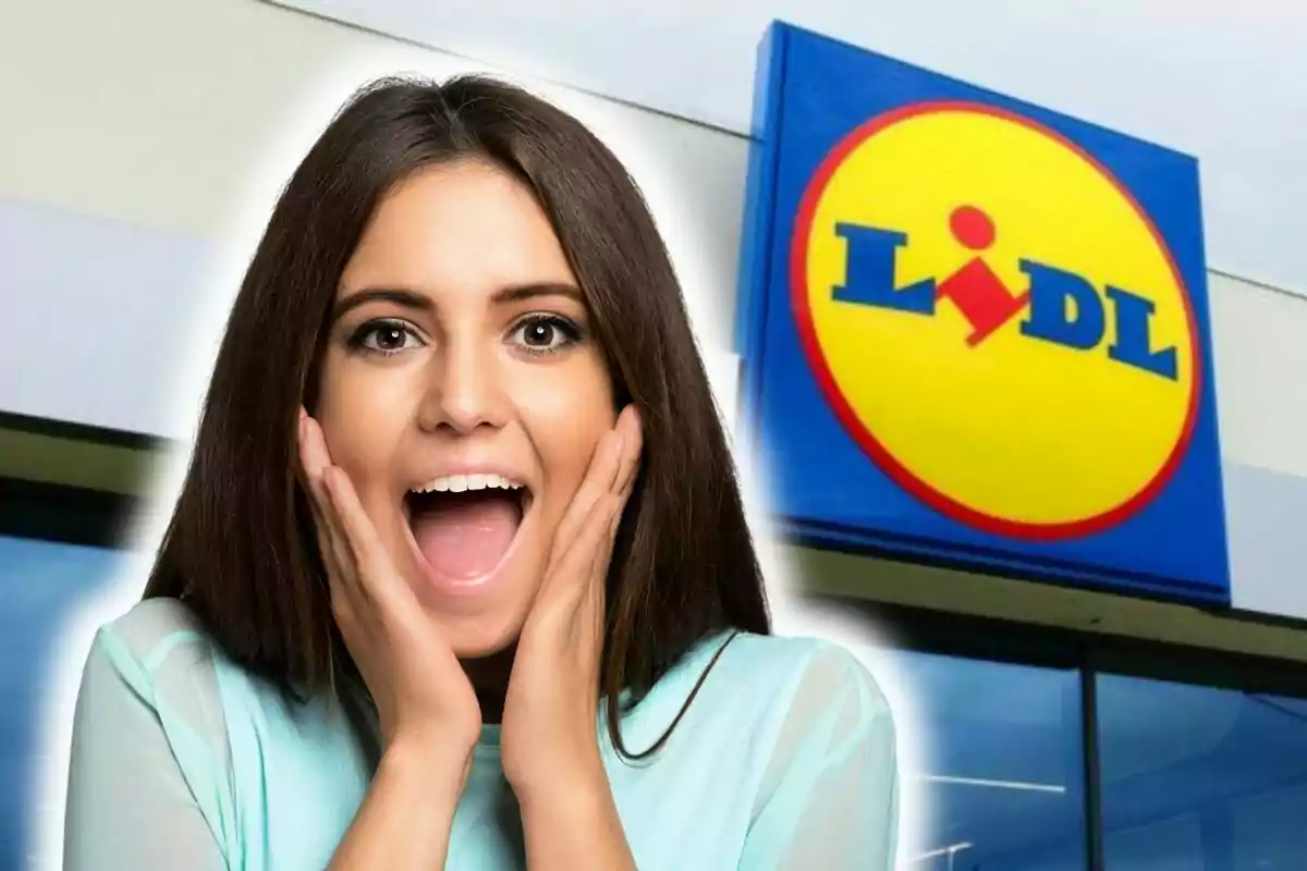 Una mujer con expresión de sorpresa frente a un cartel de una tienda Lidl.