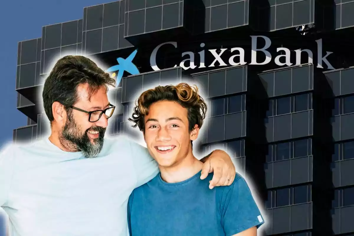 Un home i un jove somriuen davant d'un edifici de CaixaBank.