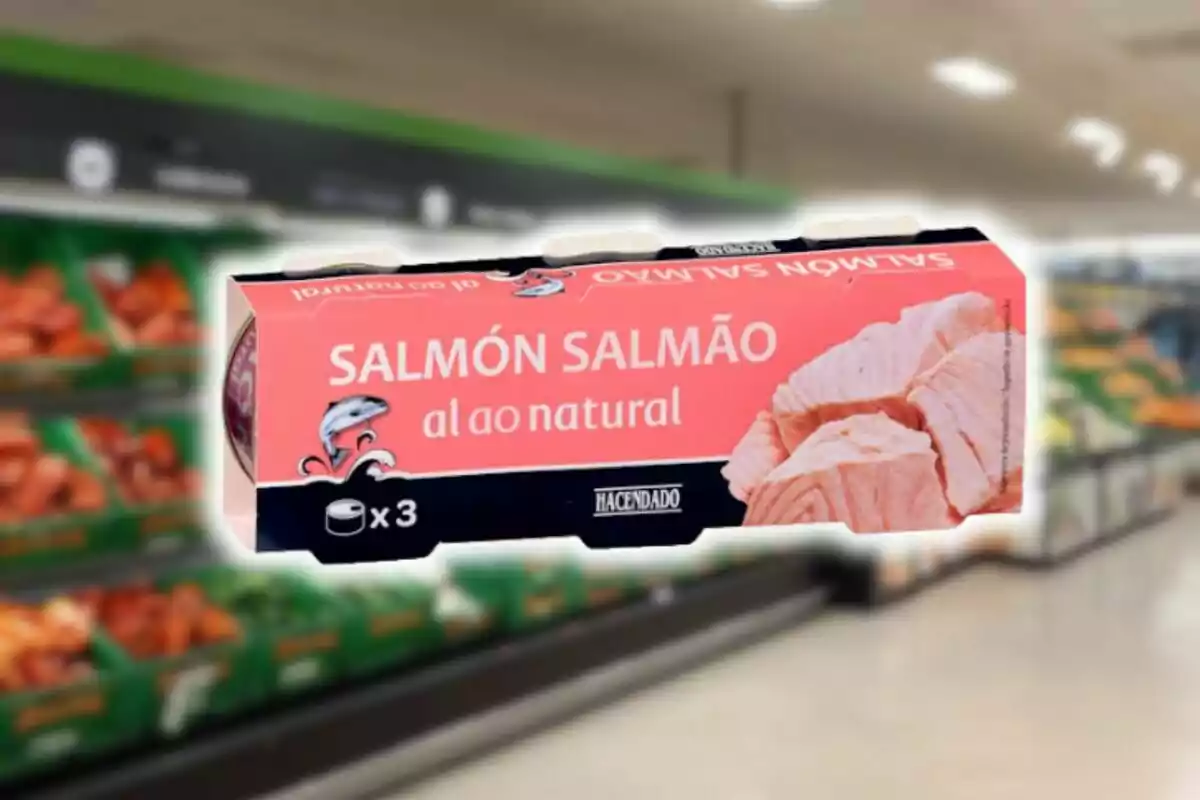 Paquet de salmó al natural de la marca Hacendado amb una imatge d'un supermercat Mercadona de fons. Paquet de salmó al natural de la marca Hacendado amb una imatge d'un supermercat Mercadona de fons.
