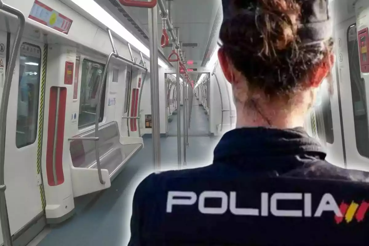 Una agent de policia d?esquena dins d?un vagó de metro buit.