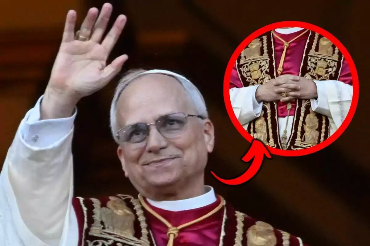Muntatge de fotos del Papa Lleó XIV amb ulleres i vestimenta religiosa està saludant amb la mà aixecada mentre un requadre ressalta un detall del seu vestit.