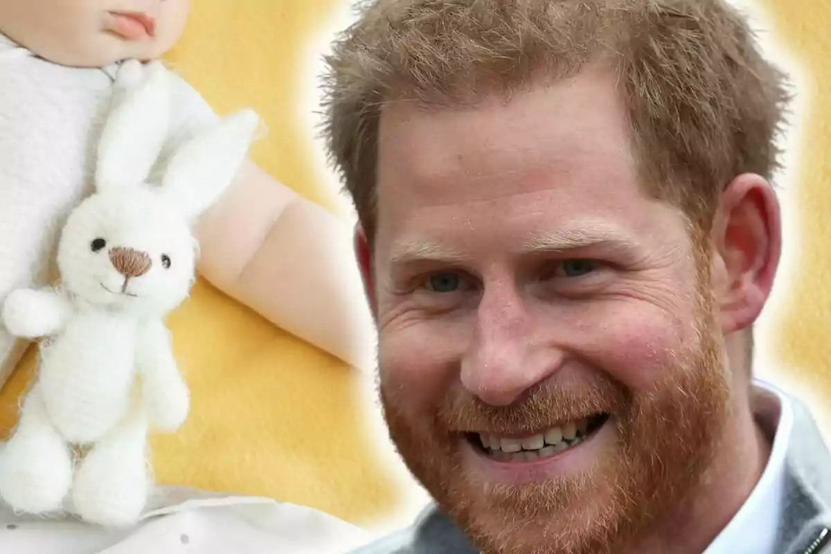 Montaje de fotos del príncipe Harry sonriente en primer plano junto a un bebé acostado con un peluche de conejo blanco sobre una manta amarilla. Montaje de fotos del príncipe Harry sonriente en primer plano junto a un bebé acostado con un peluche de conejo blanco sobre una manta amarilla.