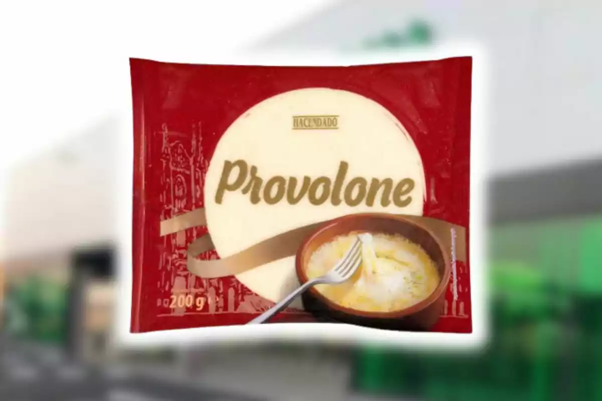 Paquet de formatge Provolone de la marca Hacendado de 200 grams amb fons desenfocat. Paquet de formatge Provolone de la marca Hacendado de 200 grams amb fons desenfocat.