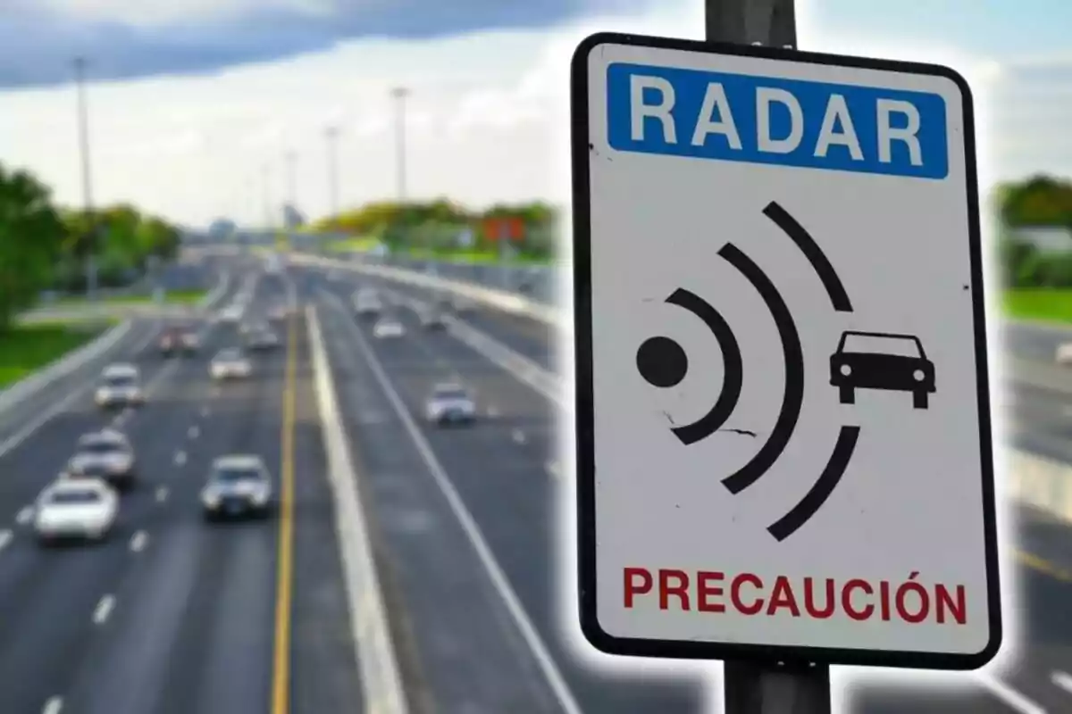 Senyal de trànsit de radar de velocitat en una autopista amb la paraula 