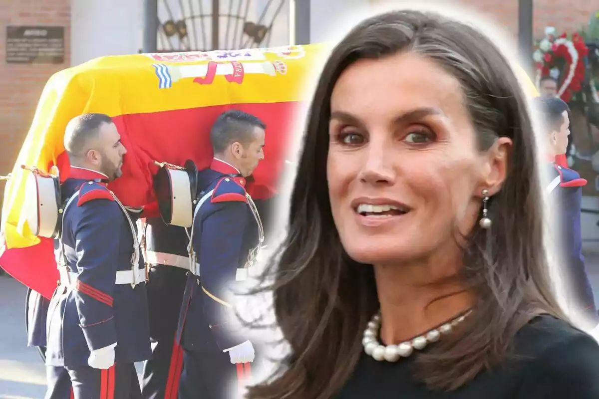 Primer pla de Letizia Ortiz amb un collaret de perles i, de fons, la imatge d'un grup de soldats portant el taüt de Juan Gómez-Acebo cobert amb la bandera d'Espanya.