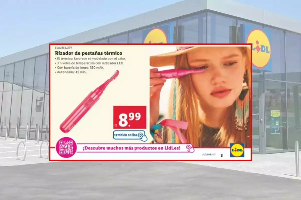 Publicitat d’un arrissador de pestanyes tèrmic de color rosa de Lidl amb una dona fent-lo servir, preu de 8,99 euros, a l’entrada d’una botiga. Publicitat d’un arrissador de pestanyes tèrmic de color rosa de Lidl amb una dona fent-lo servir, preu de 8,99 euros, a l’entrada d’una botiga.