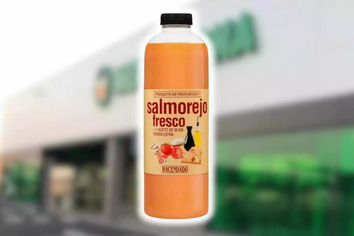 Ampolla de salmorejo fresc amb oli d'oliva verge extra de la marca Hacendado davant d'un supermercat. Ampolla de salmorejo fresc amb oli d'oliva verge extra de la marca Hacendado davant d'un supermercat.
