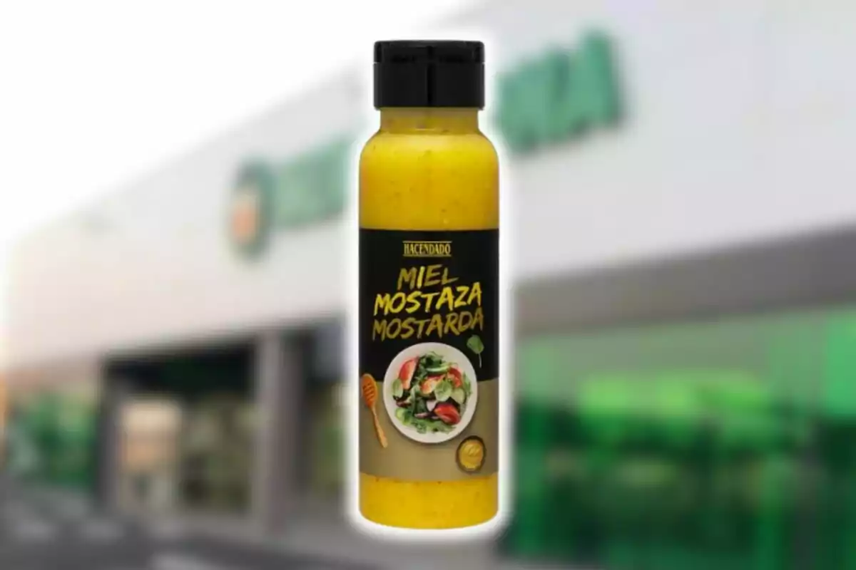 Ampolla de salsa de mel i mostassa de la marca Hacendado davant d'un supermercat. Ampolla de salsa de mel i mostassa de la marca Hacendado davant d'un supermercat.