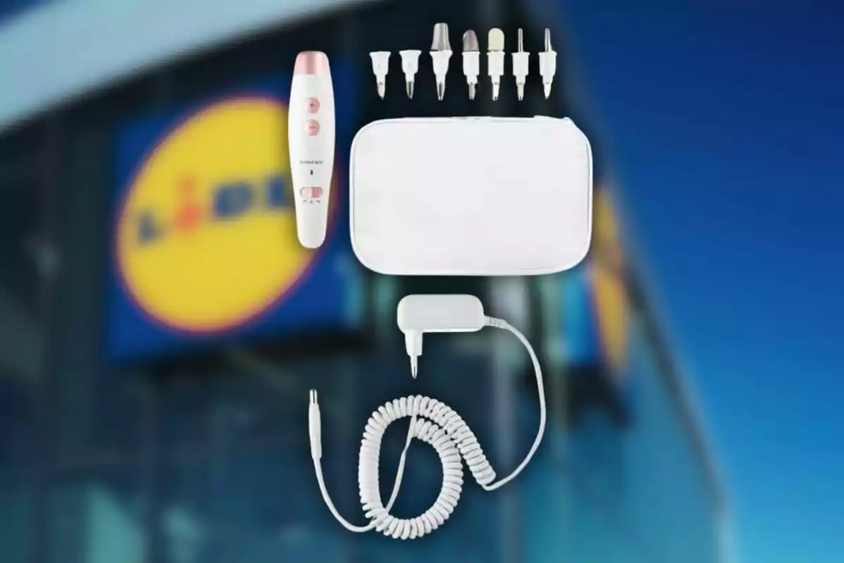 Kit de manicura elèctric amb diversos accessoris, estoig i carregador sobre un fons desenfocat d’una botiga Lidl Kit de manicura elèctric amb diversos accessoris, estoig i carregador sobre un fons desenfocat d’una botiga Lidl