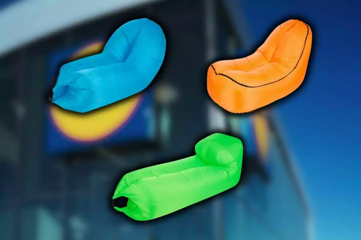 Tres butaques inflables de colors blau, taronja i verd de Lidl davant d’un fons desenfocat d’un edifici. Tres butaques inflables de colors blau, taronja i verd de Lidl davant d’un fons desenfocat d’un edifici.