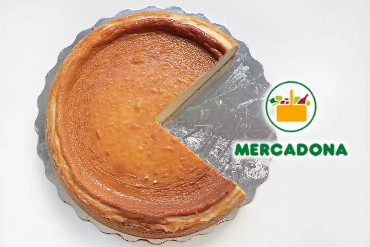 Un pastís de formatge amb una porció faltant sobre una base platejada, al costat del logotip de Mercadona. Un pastís de formatge amb una porció faltant sobre una base platejada, al costat del logotip de Mercadona.