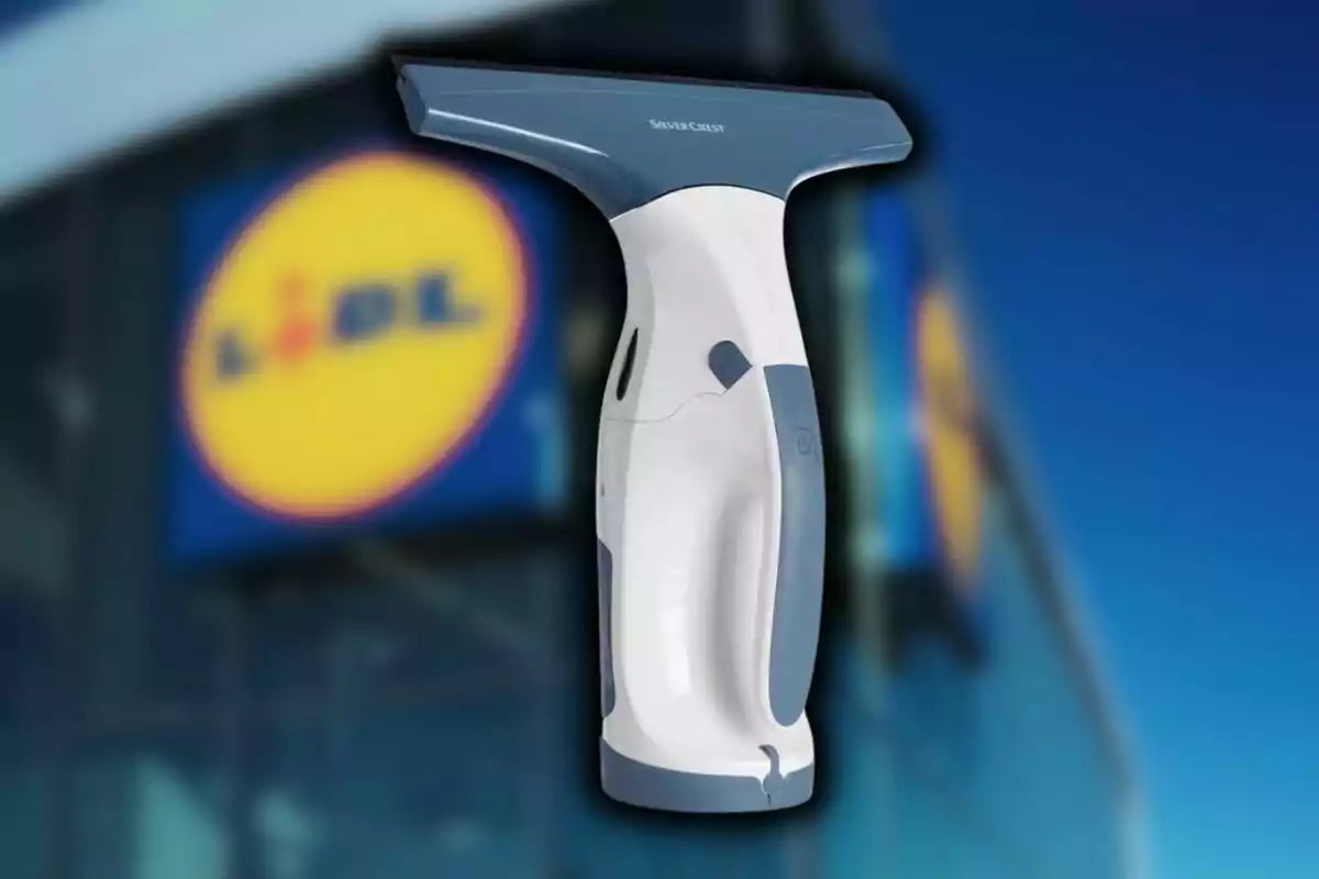 Un netejavidres elèctric de Lidl, de color blanc i blau, amb un fons borros d'un edifici amb un logotip. Un netejavidres elèctric de Lidl, de color blanc i blau, amb un fons borros d'un edifici amb un logotip.